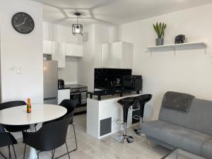 Televízia a/alebo spoločenská miestnosť v ubytovaní Modern Box Apartment
