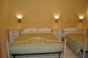 a bedroom with two beds with white dressers at Terrae Tiferni in Gioia Sannitica