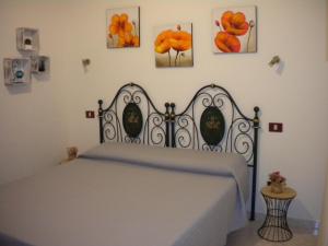 A bed or beds in a room at Villa Nespole e Vermentino