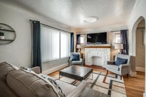 TV a/nebo společenská místnost v ubytování "Elizabeth Lake House" ~Sleeps 7~ Pontiac/GM Exec