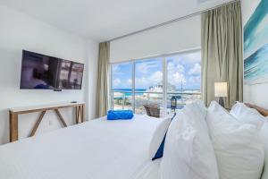 Un pat sau paturi într-o cameră la Hh-2Bstd614 - All Shades Of Blue Oceanfront Luxury Condo +30 fotografii