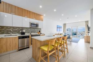 O bucătărie sau chicinetă la Hh-2Bstd614 - All Shades Of Blue Oceanfront Luxury Condo