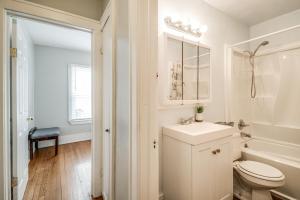 Koupelna v ubytování "Elizabeth Lake House" ~Sleeps 7~ Pontiac/GM Exec + 30 fotografií