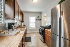 Kuchyň nebo kuchyňský kout v ubytování "Elizabeth Lake House" ~Sleeps 7~ Pontiac/GM Exec