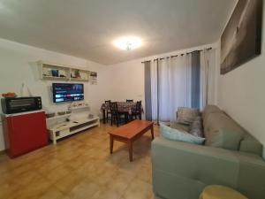 a living room with a couch and a table at Apartamento B&F in Costa de Antigua