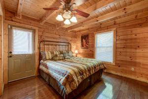 - une chambre avec un lit et un ventilateur de plafond dans l'établissement Take It Easy, 3 Bedrooms, Pool Table, Foosball, Hot Tub, WiFi, Sleeps 12, à Pigeon Forge