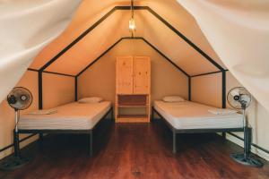 a room with two beds in a tent at Habitat Surf Glamp in Santa Teresa Beach