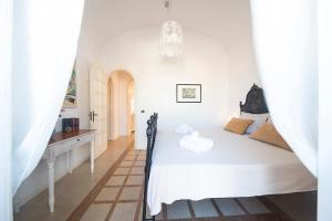 シラクーサにあるCasa Maiorcaのベッドルーム1室(白いベッド1台付)、廊下が備わります。