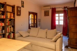 ein Wohnzimmer mit Sofa und Bücherregal in der Unterkunft CASA SALMÓN in Cádiz