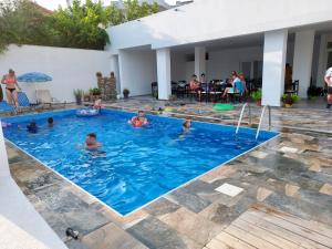 grupa ludzi pływających w basenie w obiekcie Hotel SEADEL w mieście Ksamil