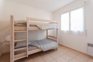 2 łóżka piętrowe w pokoju z oknem w obiekcie Le Mérou de Vacances Giens w Hyères +11 zdjęć
