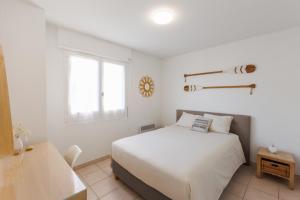 Posteľ alebo postele v izbe v ubytovaní T3 avec terrasse, parking & piscine - Proche plages et randos - Le Mérou