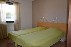 sypialnia z 2 łóżkami i oknem w obiekcie Vip Mullsjö w mieście Mullsjö