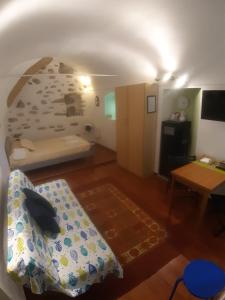 Kleines Zimmer mit einem Bett und einem Schreibtisch. in der Unterkunft CASA ATENA centro storico in Sanremo