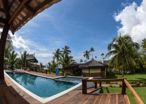 una vista de la piscina del resort en João Praia Hotel, en Maraú