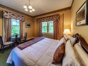 Llit o llits en una habitació de Shawnee Inn and Golf Resort