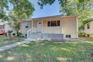 una casa con portico e cortile di 2br 1 bath Upstairs AC WD Barnum West Near Belmar a Denver