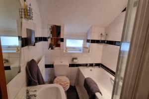 une salle de bain avec une baignoire, des toilettes et un lavabo dans l'établissement Seaview cottage North Wales, à Penmaen-mawr 53 autres photos