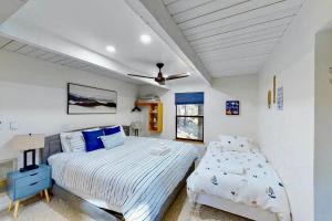 a bedroom with a bed and a ceiling fan at Yosemite Escape - 3BR/3BA Home in Yosemite West