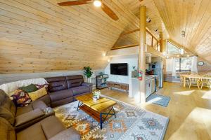 a living room with a couch and a table at Yosemite Escape - 3BR/3BA Home in Yosemite West