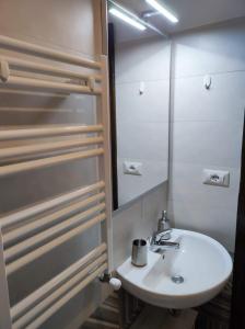bagno con lavandino bianco e specchio di Lo Stemma B&B Guest House a Melfi