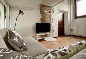 A television and/or entertainment centre at Il Barchio loft in un palazzo di fine 800 a Jesi