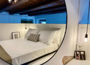 A bed or beds in a room at Il Barchio loft in un palazzo di fine 800 a Jesi