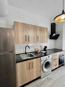 龍達的住宿－Apartamentos - Naranja，一个带水槽和洗碗机的厨房
