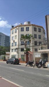 rząd motocykli zaparkowany przed budynkiem w obiekcie Centro de Itajai Apto completo w mieście Itajaí
