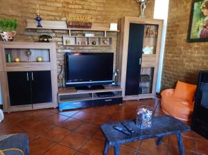 a living room with a flat screen tv at Alojamento local A Giesta in Sao Sebastiao da Giesteira
