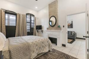 1 dormitorio con 1 cama y chimenea en Sleep 10 next to Superdome and downtown, en Nueva Orleans