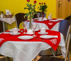 una mesa con manteles rojos y blancos. en Apartament Kamienica, en Płock