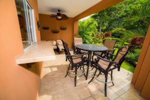 balcón con mesa y sillas en el patio en Los Suenos Resort Veranda 1E by Stay in CR, en Herradura