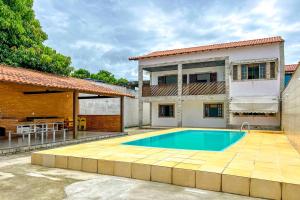 Πισίνα στο ή κοντά στο Incrivel casa c piscina em Parque Nanci-Marica RJ