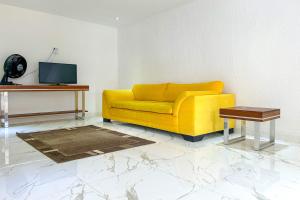 Μια τηλεόραση ή/και κέντρο ψυχαγωγίας στο Incrivel casa c piscina em Parque Nanci-Marica RJ