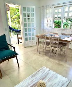 - un salon avec une table et des chaises en bois dans l'établissement Vista para o mar Arraial d'Ajuda, à Arraial d'Ajuda