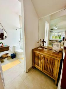 W łazience znajduje się umywalka i toaleta. w obiekcie Vista para o mar Arraial d'Ajuda w mieście Arraial d'Ajuda