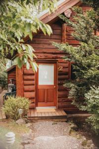 Giardino di Wilder and Pine Riverside Cabins