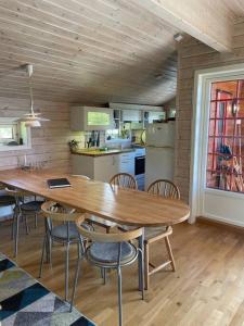 una cocina con una gran mesa de madera y sillas en Koselig familiehytte på vakre Dagali - nær Geilo en Dagali