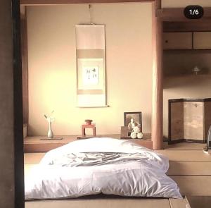 a bedroom with a large bed in a room at 旧鈴木邸 女性専用 in Matsuyama