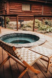 Piscina di Wilder and Pine Riverside Cabins o nelle vicinanze