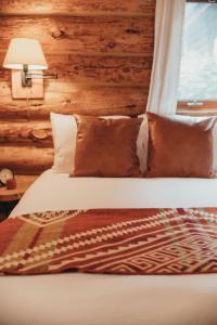 Posto letto in camera con parete in legno. di Wilder and Pine Riverside Cabins a Stevenson