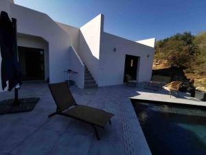 un patio con piscina y una casa en Villa Isula Contemporaine Piscine chauffée, en Palasca