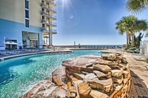 巴拿马城海滩Majestic Beach Resort Tower 2- 1903的一个带保留墙和棕榈树的游泳池