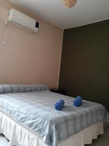 Un dormitorio con una cama con almohadas azules. en Casa en Los Altos in 