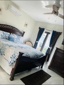1 dormitorio con cama y ventana en Wynters'Escape-gated 1 or 2 Bedroom w PuertoSecoBeach access en Discovery Bay