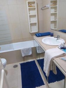 a bathroom with a sink and a bath tub and a sink at Avenida 8 apartment in Espinho