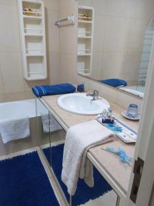 ein Bad mit einem Waschbecken und einem Spiegel in der Unterkunft Avenida 8 apartment in Espinho