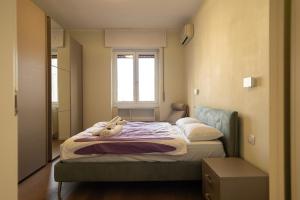 een slaapkamer met een bed met een knuffeldier erop bij Bilocale Moderno ed Esclusivo in Milaan