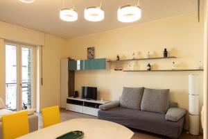 een woonkamer met een bank en een tafel bij Bilocale Moderno ed Esclusivo in Milaan